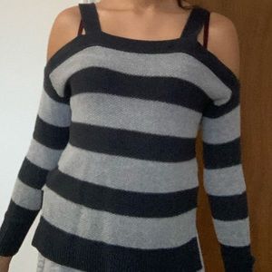 American Eagle off the shoulder sweater !!